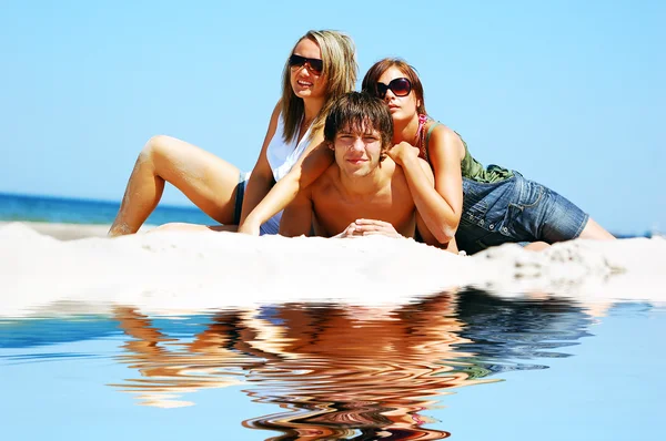 Jonge vrienden op het strand van de zomer — Stockfoto
