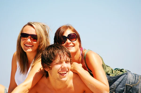 Młodych przyjaciół na plaży latem — Zdjęcie stockowe