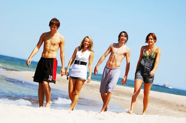 Jovens amigos na praia de verão — Fotografia de Stock