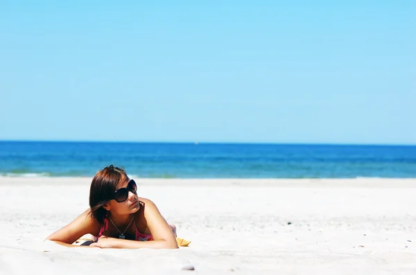 Gyönyörű nő a strandon — Stock Fotó