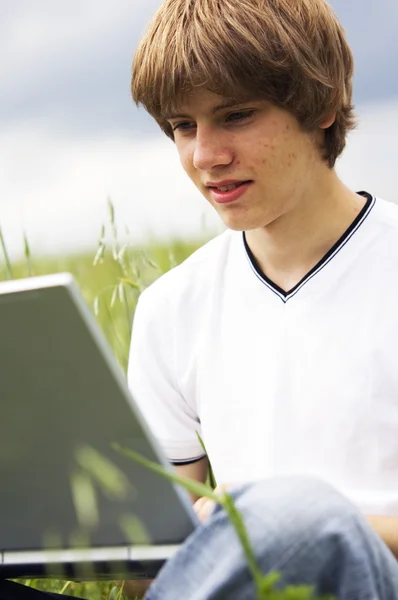 Junge mit Notizbuch auf dem Feld — Stockfoto