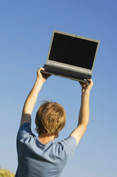 Jongen en laptop — Stockfoto