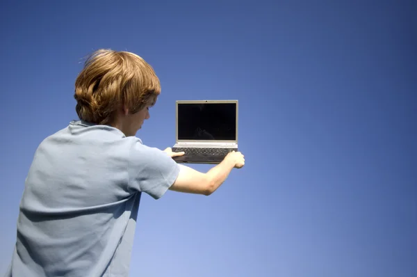 Αγόρι και φορητό υπολογιστή — Φωτογραφία Αρχείου