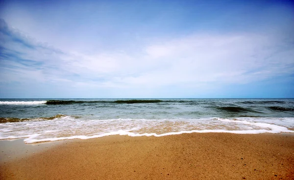 Plaża i niebieski niebo — Zdjęcie stockowe