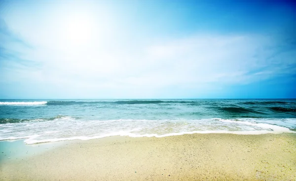 Beach and blue sky — Stock Photo, Image