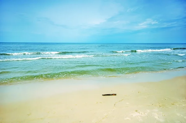 Plaj ve mavi gökyüzü — Stok fotoğraf