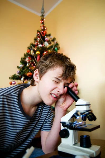 Ung gutt med julepresang – stockfoto
