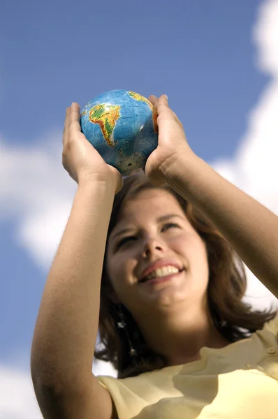 Mooi meisje kijken earth globe — Stockfoto