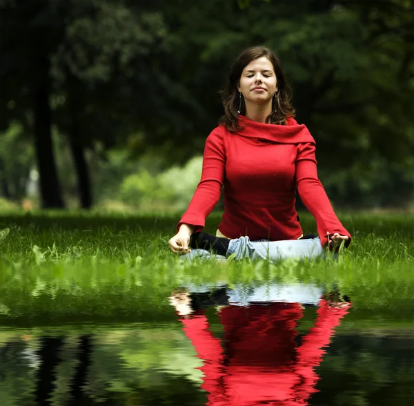Mladá žena dělá jógu — Stock fotografie
