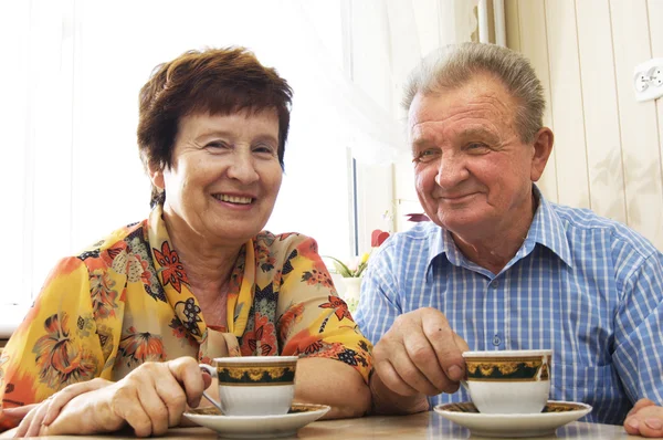 Glücklich lächelndes Seniorenpaar — Stockfoto