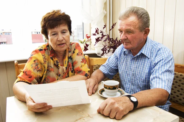 Senior-Paar unterschreibt Dokument — Stockfoto