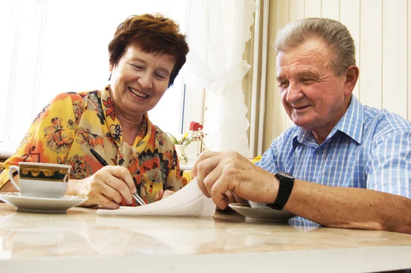 Senior couple signing document — Zdjęcie stockowe