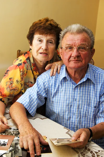 Seniorenpaar schaut sich alte Fotos an. — Stockfoto