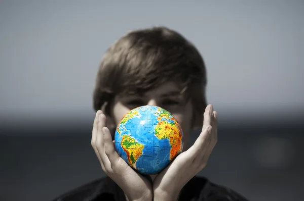 Earth globe in hands. Conceptual image — Stock Photo, Image