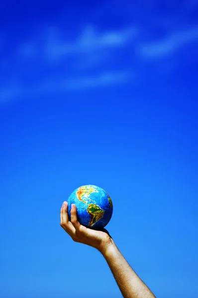De bol van de aarde in handen. Conceptuele afbeelding — Stockfoto