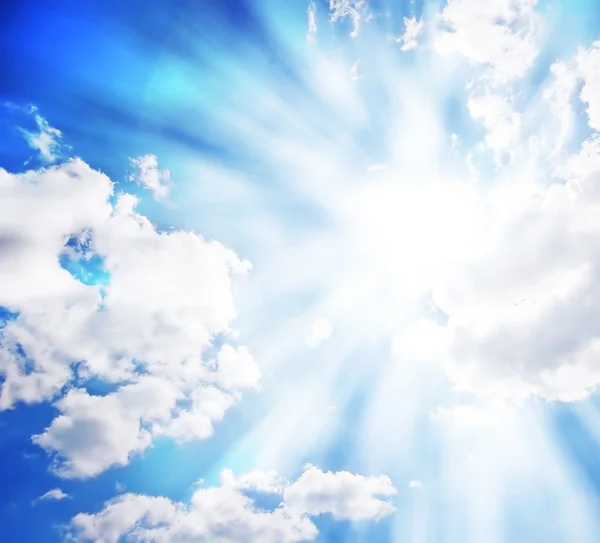 Солнечное голубое небо — стоковое фото