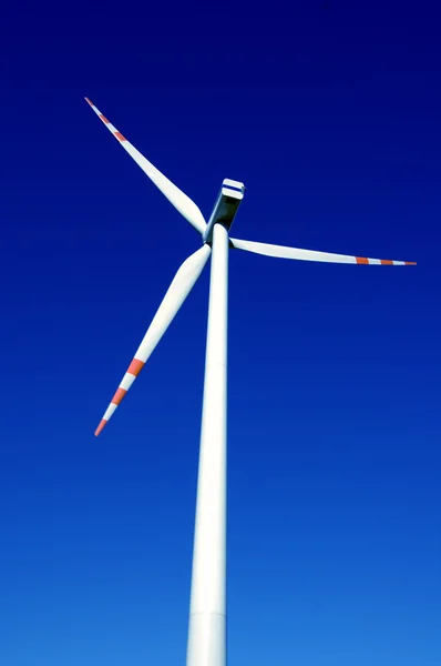 푸른 하늘에 있는 풍력 터빈 — 스톡 사진