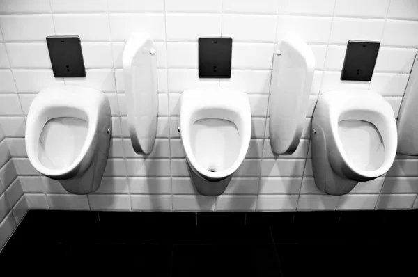 Pisuary w publicznej toalecie — Zdjęcie stockowe