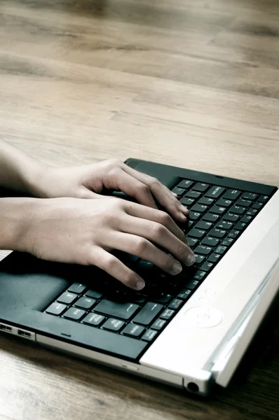 Натискання клавіш на ноутбук — стокове фото