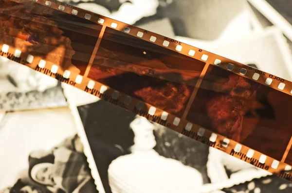 古いフィルムのストリップと写真の背景 — ストック写真