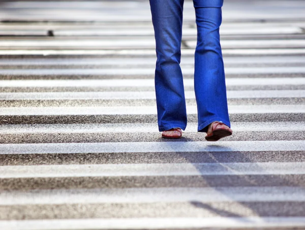 Mulher atravessando a rua — Fotografia de Stock
