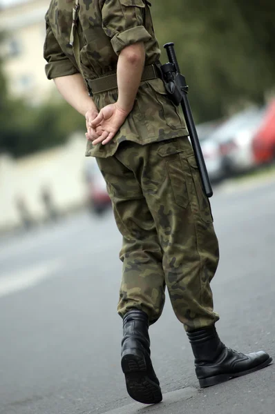 Soldato sulla strada della città — Foto Stock