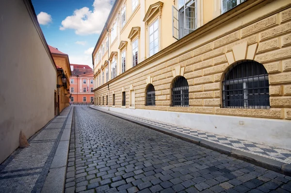 Прага. Старая архитектура, очаровательная улица — стоковое фото