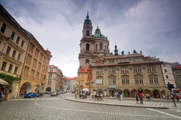 Prag. Malostranske kvadrerar, st. nicholas kyrka — Stockfoto