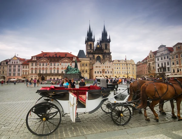 Prága régi város tér, tyn templom — Stock Fotó