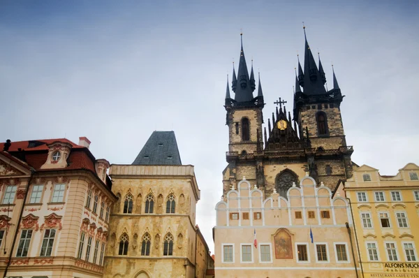 プラハ旧都市正方形、ティーン教会 — ストック写真