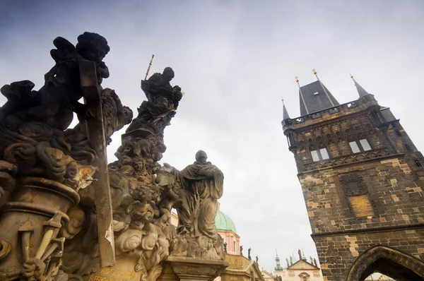 Статуи на Карлов мост и Бридж Тауэр. Прага — стоковое фото
