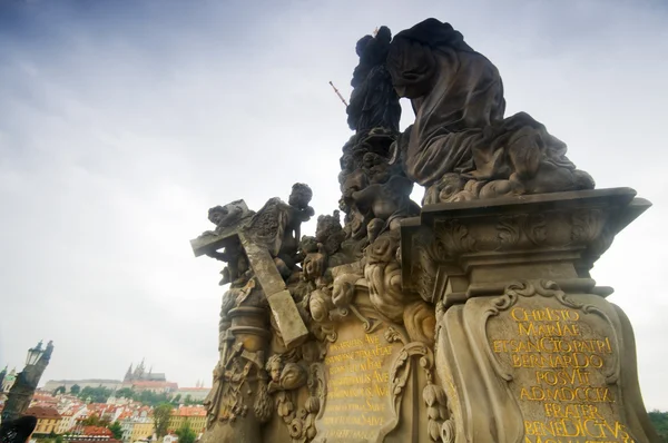 Beelden op de Karelsbrug en brug toren. Praag — Stockfoto