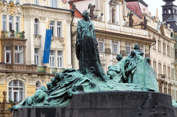 Мемориал Яна Гуса в Праге — стоковое фото