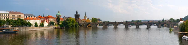 Prag panorama, Karlsbron. — Stockfoto