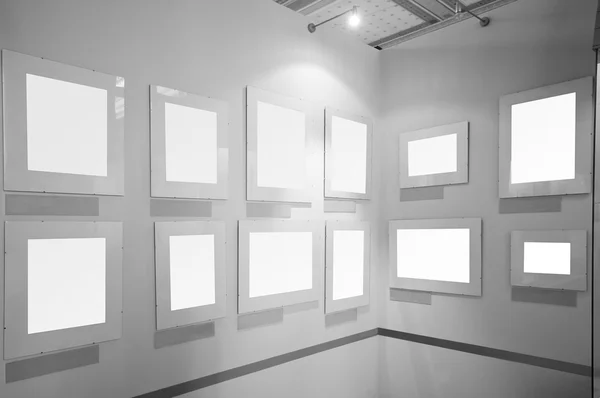 Blank picture frames in art gallery — Stock Photo, Image