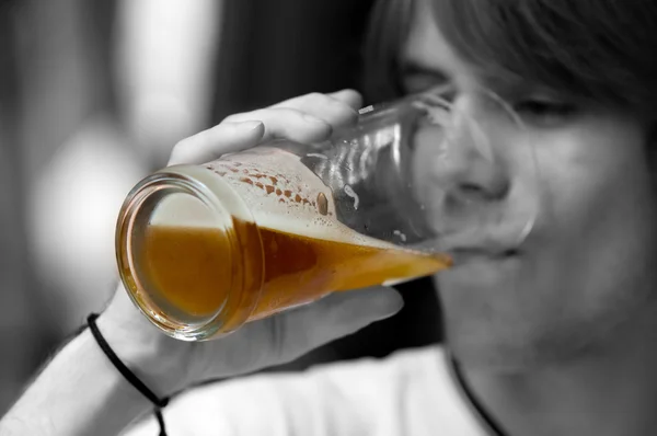 Dospívající pití piva — Stock fotografie