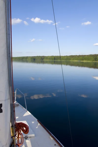 帆船上一个美丽的湖 — 图库照片