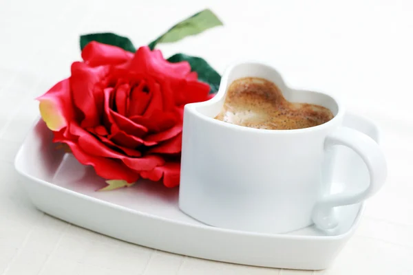 Kaffee und Rose — Stockfoto