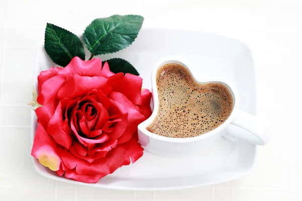 Καφέ και τριαντάφυλλο — 图库照片