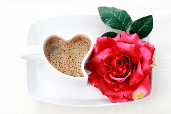 Kaffee und Rose — Stockfoto