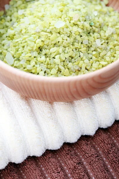 Зеленая бамбуковая соль для ванн — стоковое фото