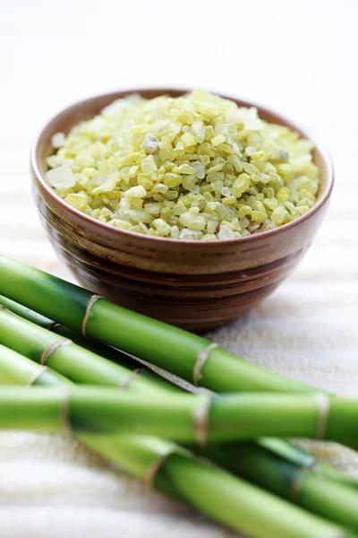 Зелена бамбукова сіль для ванни — стокове фото