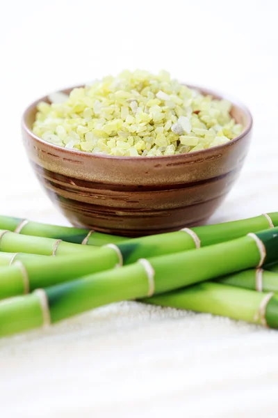 Зелена бамбукова сіль для ванни — стокове фото
