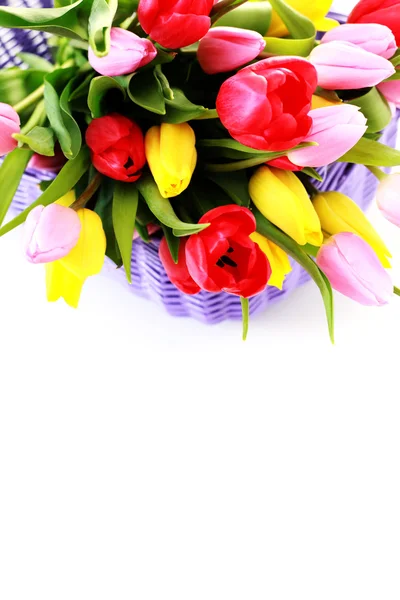 Корзина, полная тюльпанов — стоковое фото