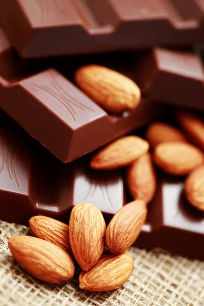 Cokelat dengan almond — Stok Foto