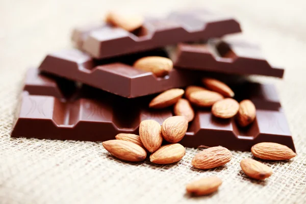Chocolate con almendras —  Fotos de Stock