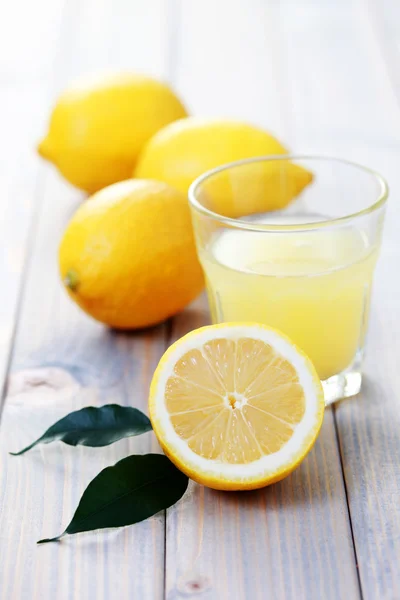Fresh lemon juice — Stock Photo, Image