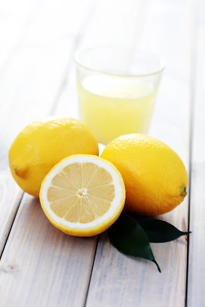 Свежий лимонный сок — стоковое фото