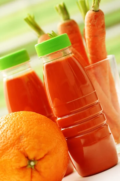 Морковь и апельсиновый сок — стоковое фото