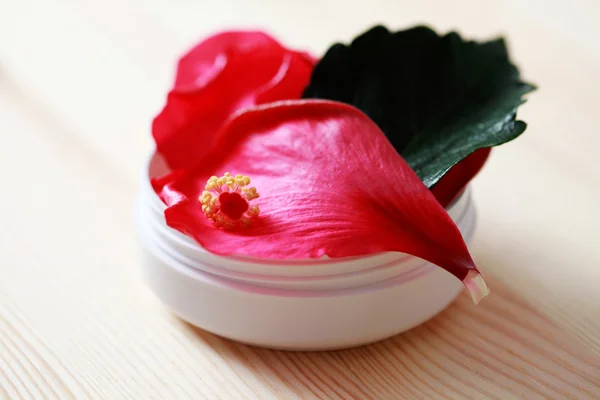 Hibiscus face cream — Zdjęcie stockowe